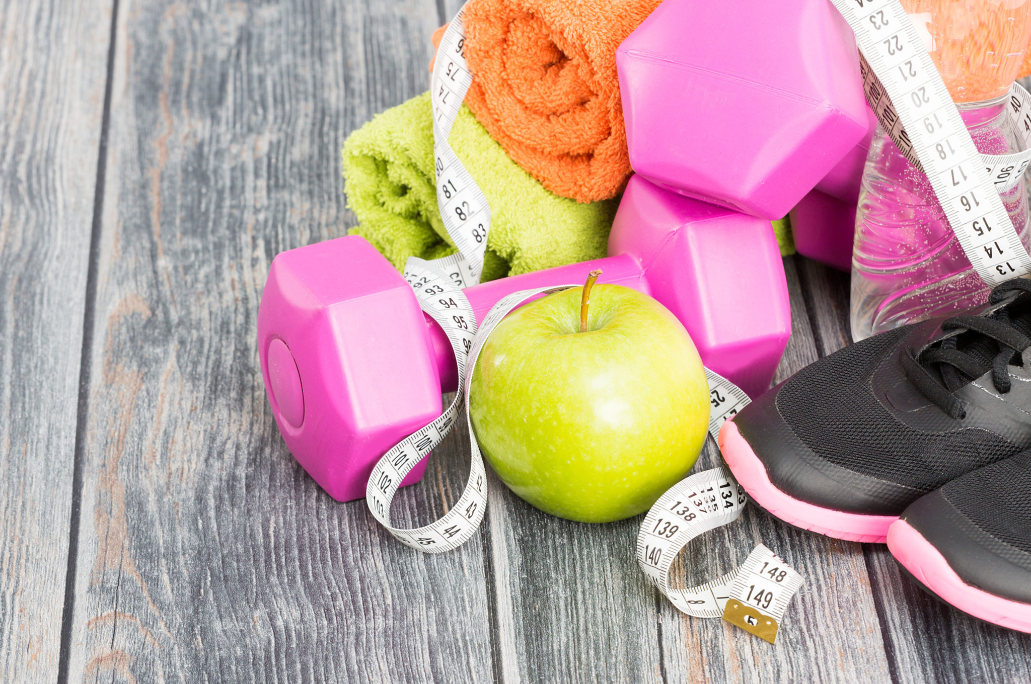 Gesundheit, Bewegung, Ernährung, Hanteln, Apfel, Turnschuhe, Messband