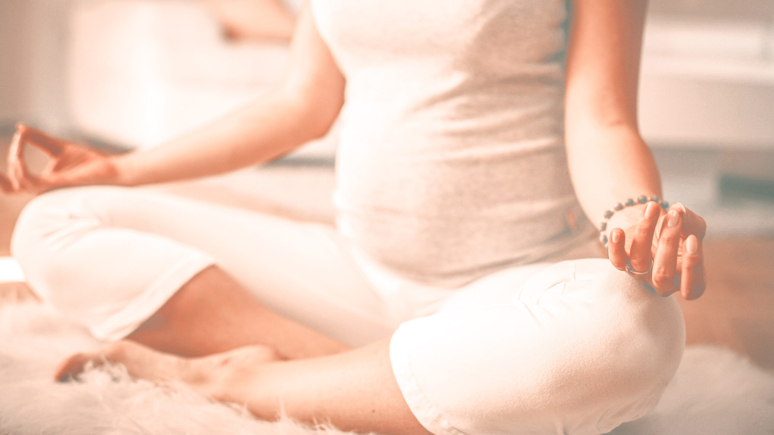 Schwangere Frau im Meditationssitz – Gesundheitstraining, Beckenbodentraining, Hypnose und Spirituelle Begleitung für das Training in und nach der Schwangerschaft bei Dodo Stehlo in Pfäffikon SZ, unweit von Wollerau, Schindellegi, Wilen, Bäch, Altendorf, Lachen, Wangen, Siebnen, Galgenen, Rapperswil.
