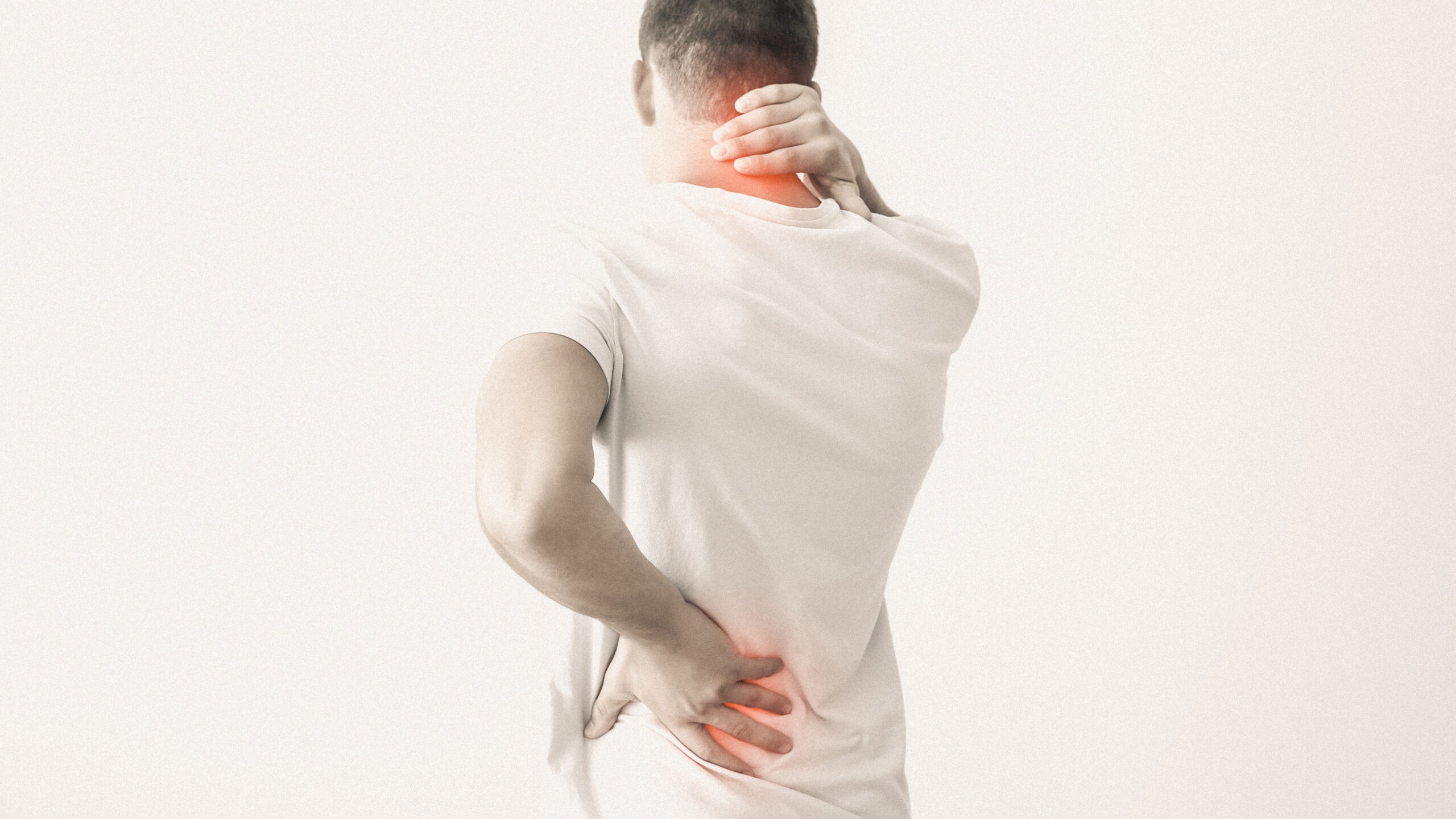 Mann hält sich den schmerzenden Nacken und Rücken – Gezielte Schmerztherapie nach Liebscher & Bracht und Gesundheitstraining bei Dodo Stehlo in Pfäffikon SZ, unweit von Wollerau, Schindellegi, Wilen, Bäch, Freienbach, Altendorf, Lachen, Wangen, Siebnen, Galgenen, Rapperswil.