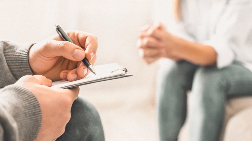 Vertrauensvolles Coaching-Gespräch mit einer Klientin – Spirituelle Begleitung, Hypnose und Mentaltraining mit Dodo Stehlo in Pfäffikon SZ, unweit von Wollerau, Schindellegi, Wilen, Bäch, Freienbach, Altendorf, Lachen, Wangen, Siebnen, Galgenen, Rapperswil.