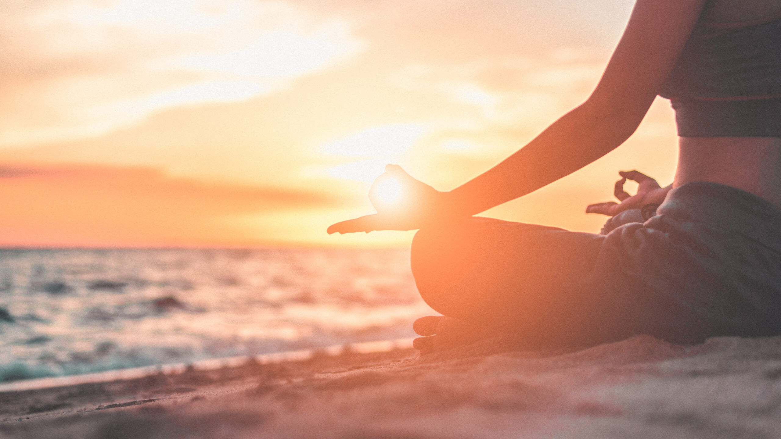 Meditierende Frau im Gegenlicht des Sonnenuntergangs – Symbol für Erholung, Spirituelle Begleitung und Mentaltraining bei Dodo Stehlo in Pfäffikon SZ, unweit von Wollerau, Schindellegi, Wilen, Bäch, Freienbach, Altendorf, Lachen, Wangen, Siebnen, Galgenen, Rapperswil.