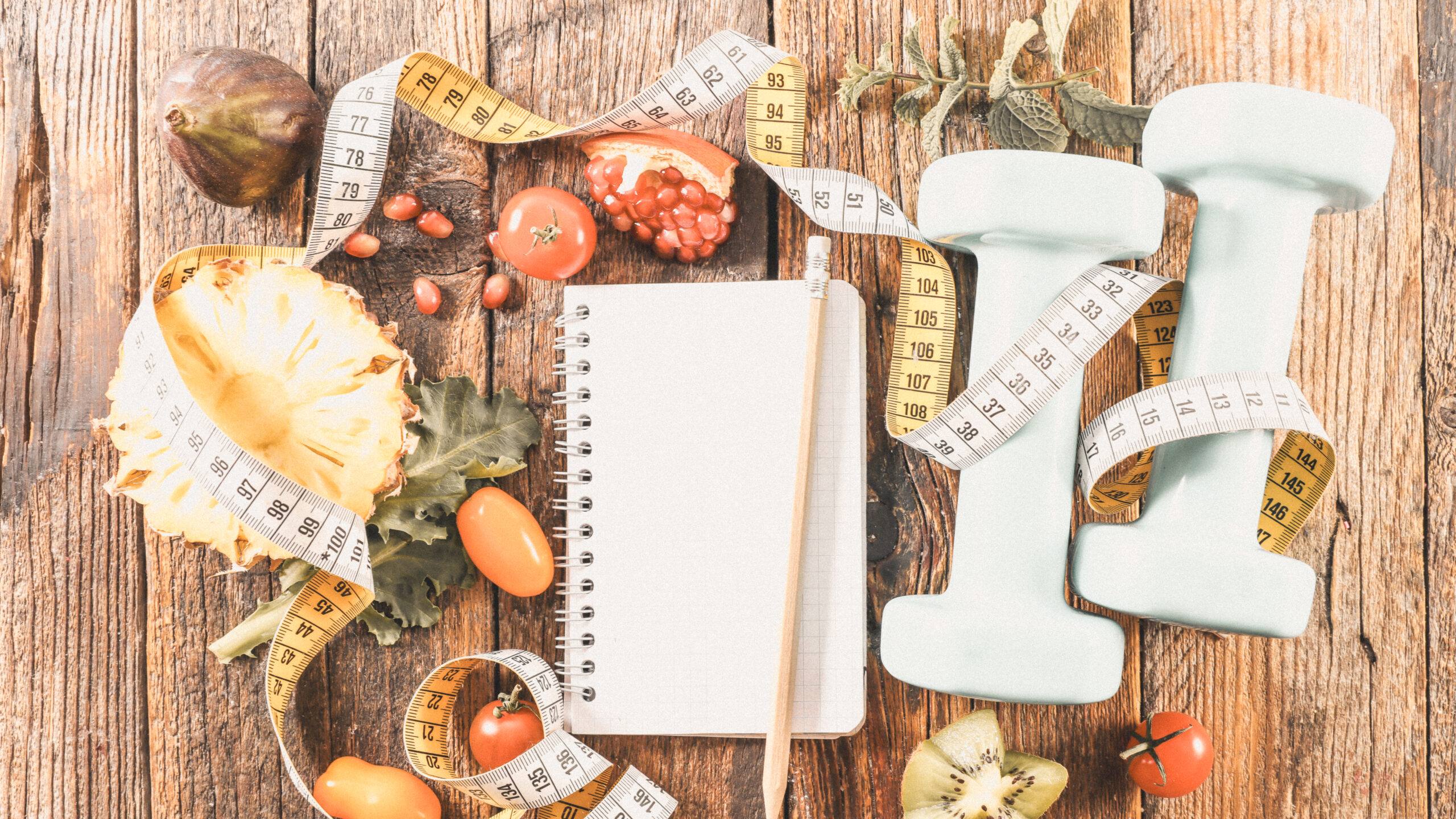 Hanteln, Notizbuch, Messband sowie frisches Obst und Kräuter – Ganzheitliche Gewichts Balance und Gesundheitstraining bei Dodo Stehlo in Pfäffikon SZ, unweit von Wollerau, Schindellegi, Wilen, Bäch, Freienbach, Altendorf, Lachen, Wangen, Siebnen, Galgenen, Rapperswil.