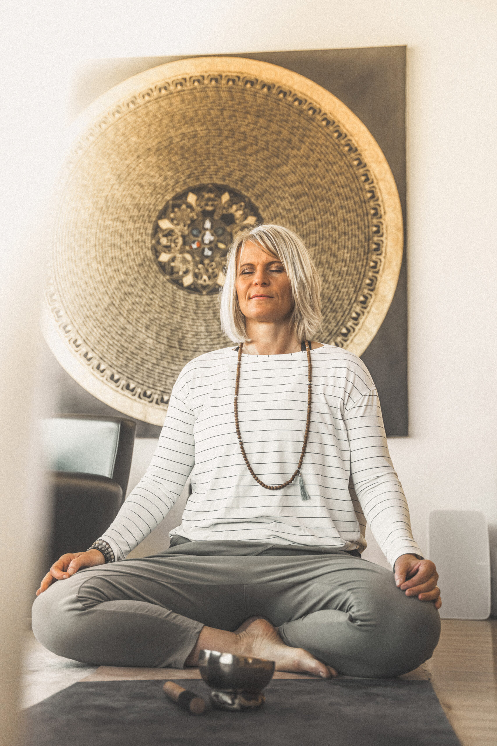 Dodo Stehlo im Meditationssitz - Ganzheitliches Coaching und aufrechte Körperhaltung bei Personaltraining DS im Etzelpark in Pfäffikon SZ.