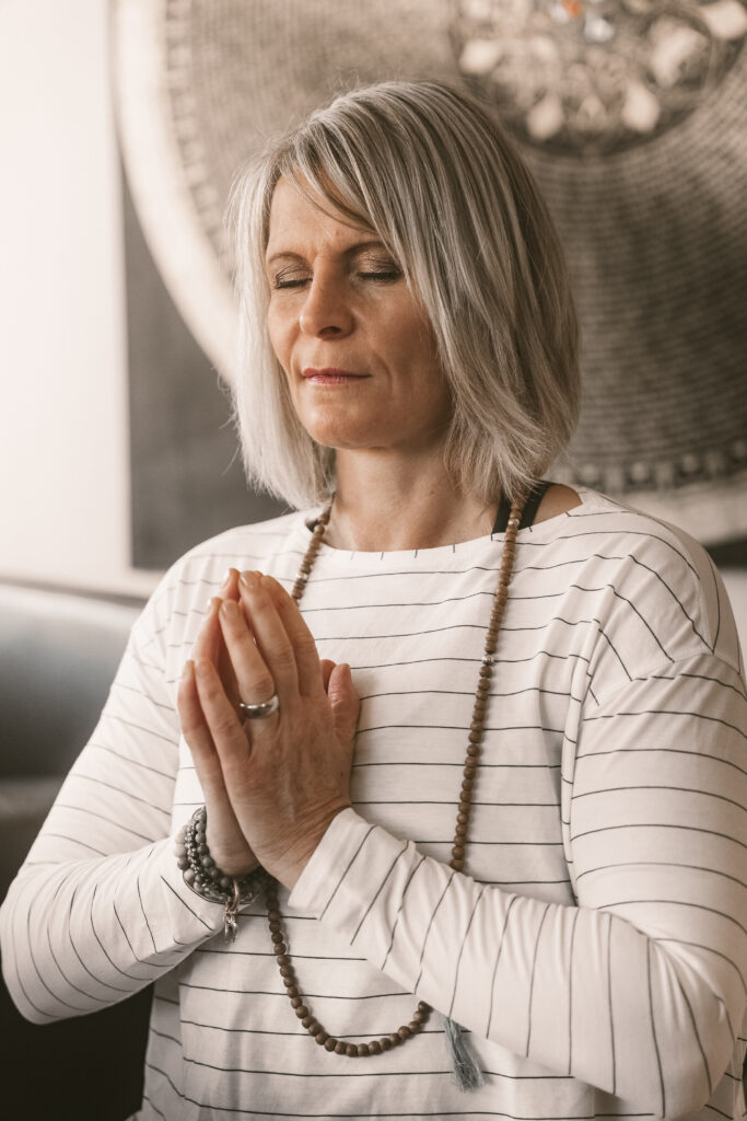 Dodo Stehlo bei der Meditation - Yoga, Mentaltraining, Stressmanagement, Hypnose bei Personaltraining Dodo Stehlo in Pfäffikon SZ, unweit von Wollerau, Schindellegi, Wilen, Bäch, Altendorf, Lachen, Wangen, Siebnen, Galgenen, Rapperswil.