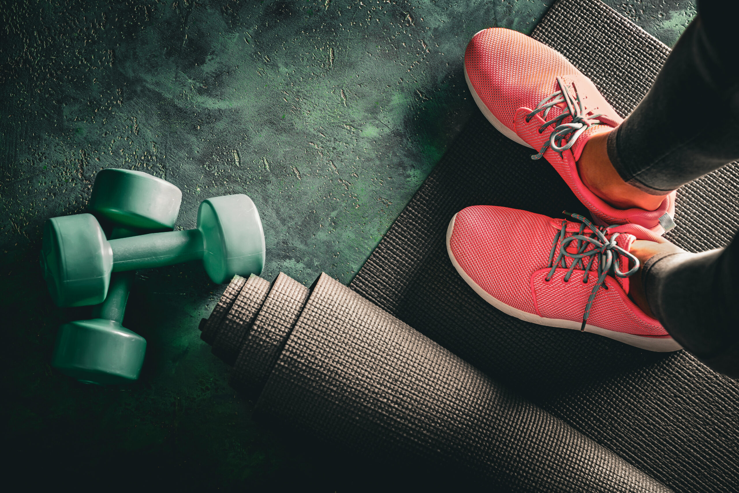 Trainingsequipment mit Turnschuhen, Hanteln und Matte – Funktionelles Training und Pilates bei Personaltraining DS (Dodo Stehlo) im Etzelpark Pfäffikon SZ,unweit von Wollerau, Schindellegi, Wilen, Bäch, Altendorf, Lachen, Wangen, Siebnen, Galgenen, Rapperswil.
