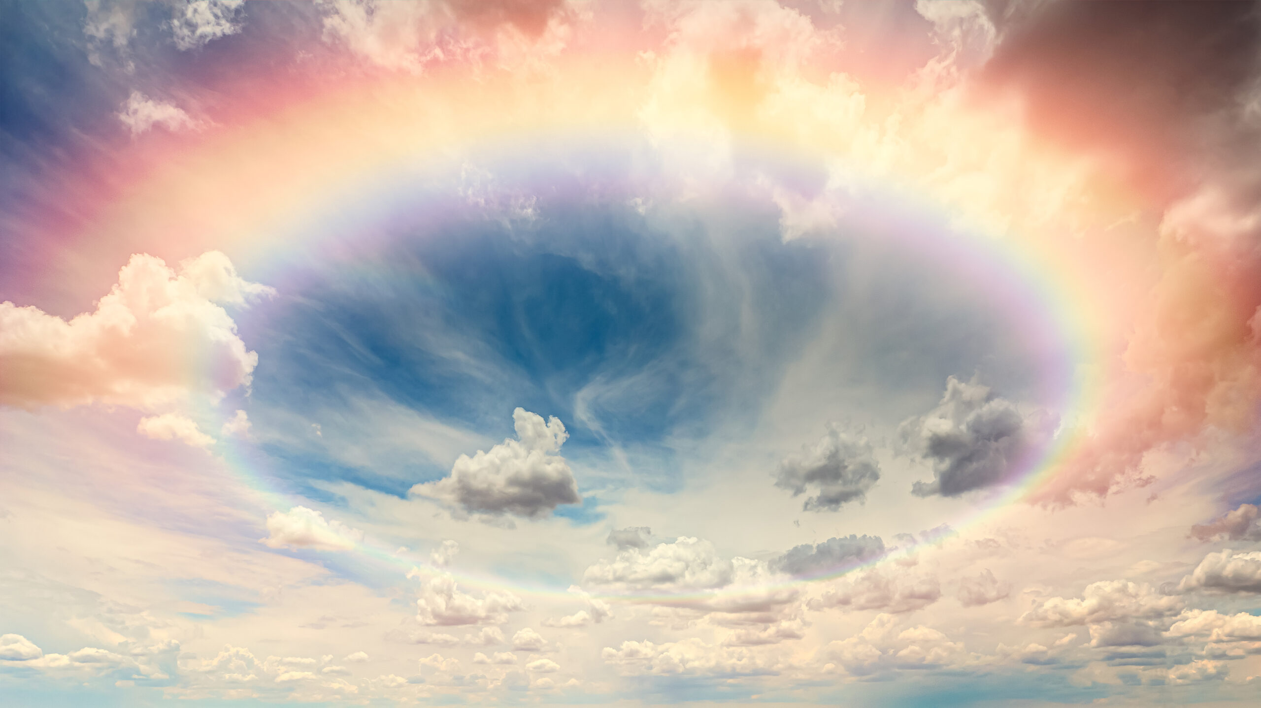 Himmel mit Regenbogen als Symbol für spirituelle Begleitung und Transformation bei Dodo Stehlo - Wege in die Ganzheit zu finden.